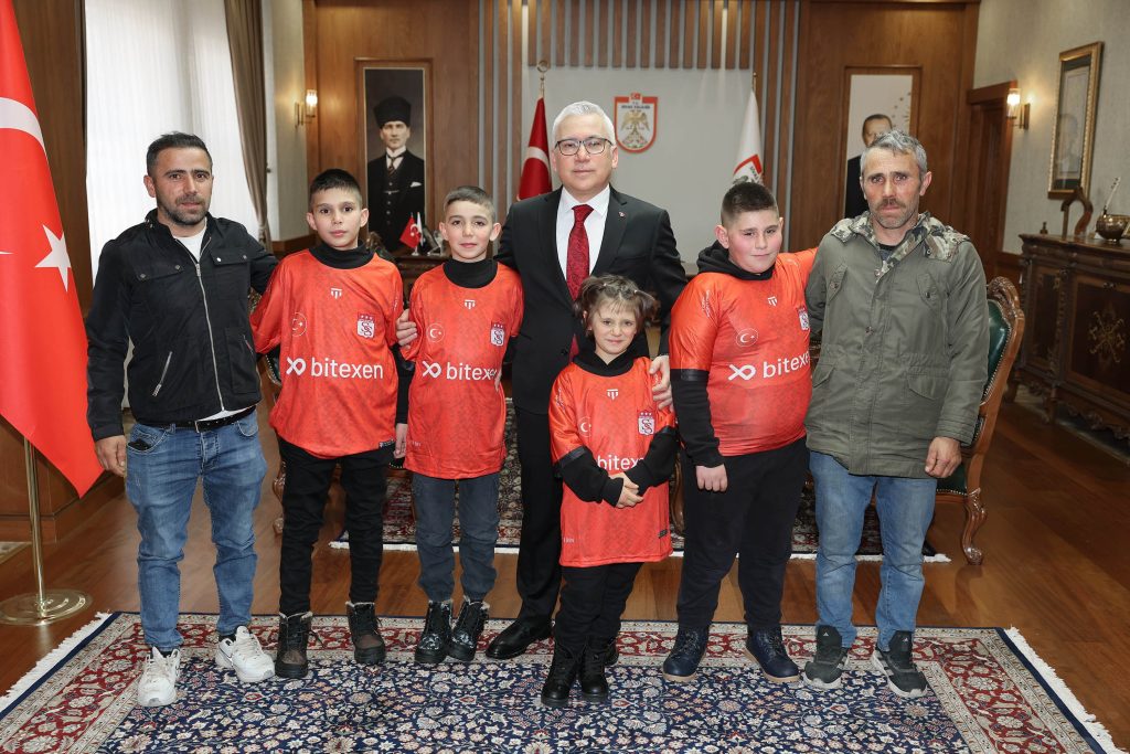 Kardan Kız Kulesi ile Türkiye’nin Gündemine Oturdular: Sivas Valisi Şimşek’ten Çocuklara Anlamlı Davet Kardan Kız Kulesi ile Türkiye’nin Gündemine Oturdular: Sivas Valisi Şimşek’ten Çocuklara Anlamlı Davet