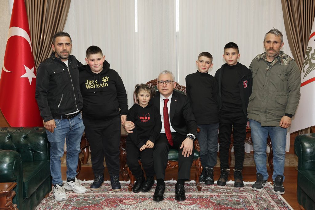 Kardan Kız Kulesi ile Türkiye’nin Gündemine Oturdular: Sivas Valisi Şimşek’ten Çocuklara Anlamlı Davet AW616161 02 | Gündem Sivas™ Haber