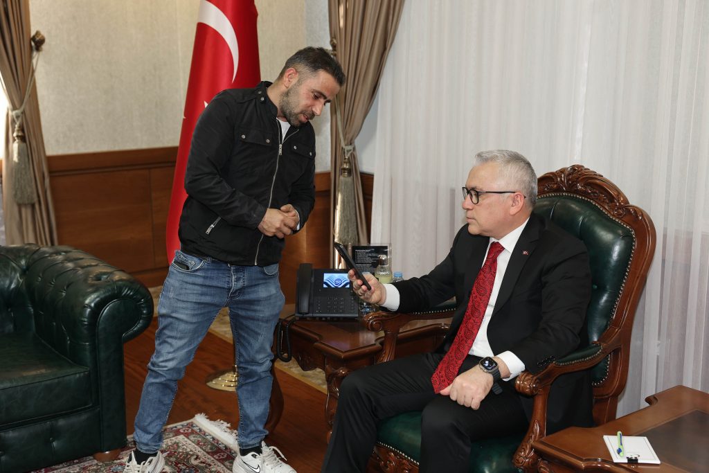 Kardan Kız Kulesi ile Türkiye’nin Gündemine Oturdular: Sivas Valisi Şimşek’ten Çocuklara Anlamlı Davet AW616161 05 | Gündem Sivas™ Haber