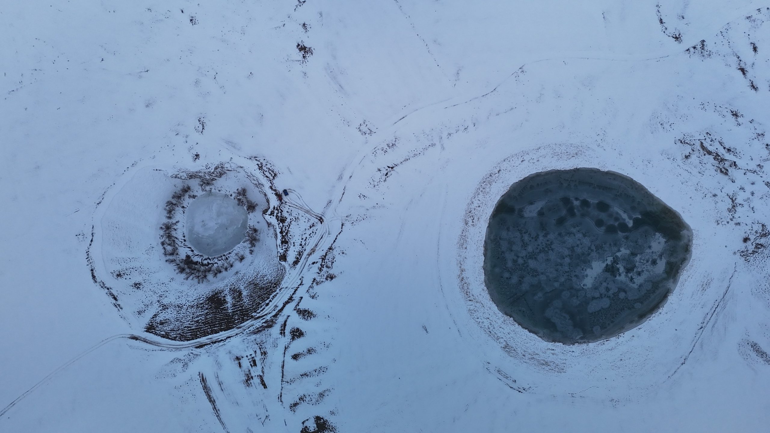 Sivas’ın “Doğadaki İki Gözü” Dondu: Ağgöl ve Karagöl’de Kartpostallık Kış Manzarası