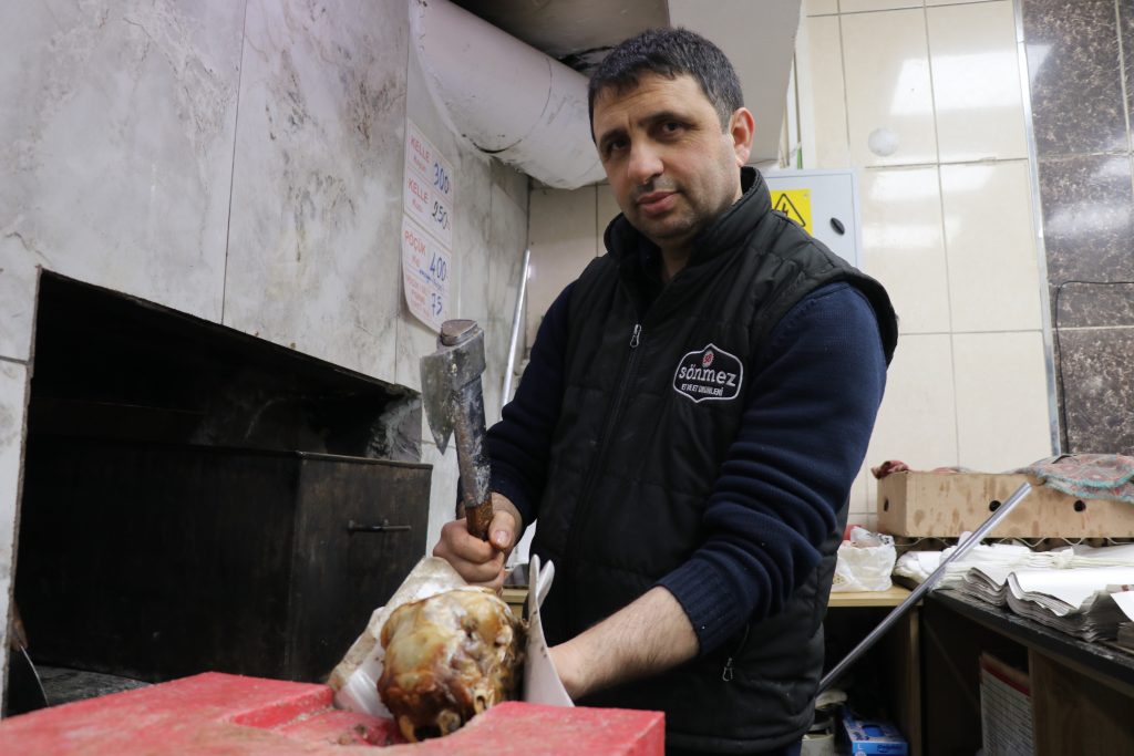 Sivas’ın 16 Saatte Hazırlanan Kış Klasiği: Taş Fırında Pişen Kelleye Yoğun İlgi AW616488 01 | Gündem Sivas™ Haber
