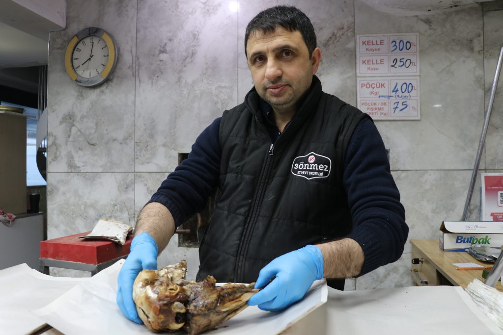 Sivas’ın 16 Saatte Hazırlanan Kış Klasiği: Taş Fırında Pişen Kelleye Yoğun İlgi AW616488 02 | Gündem Sivas™ Haber