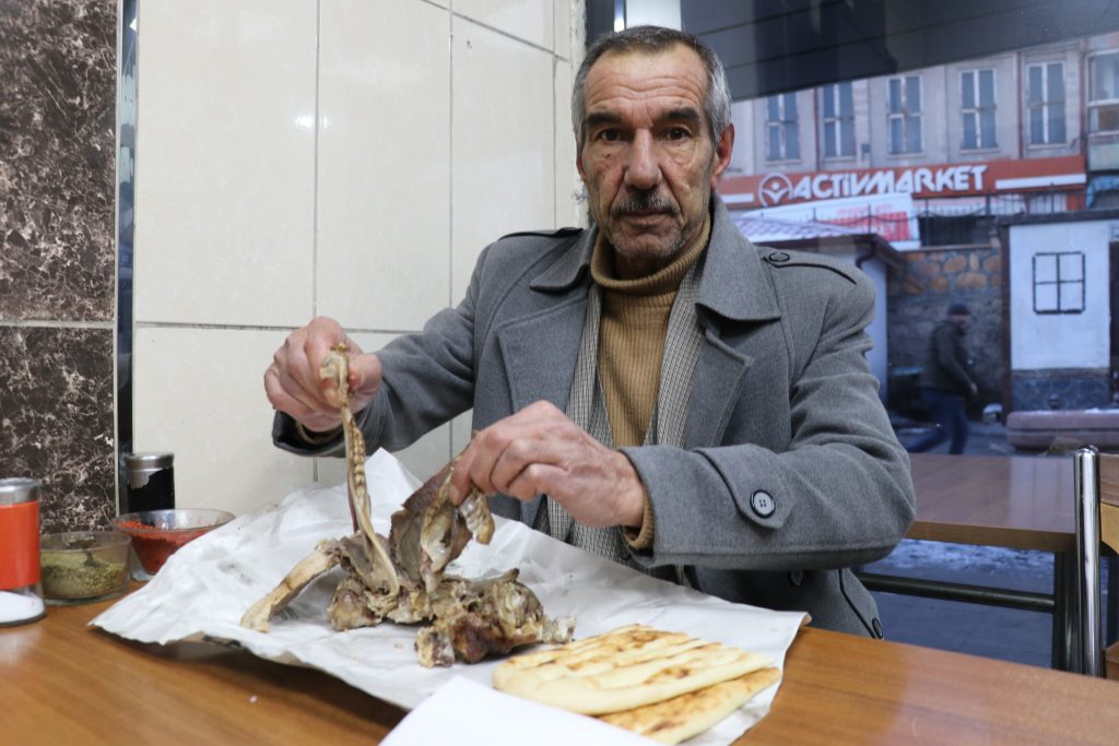 Sivas’ın 16 Saatte Hazırlanan Kış Klasiği: Taş Fırında Pişen Kelleye Yoğun İlgi AW616488 04 | Gündem Sivas™ Haber