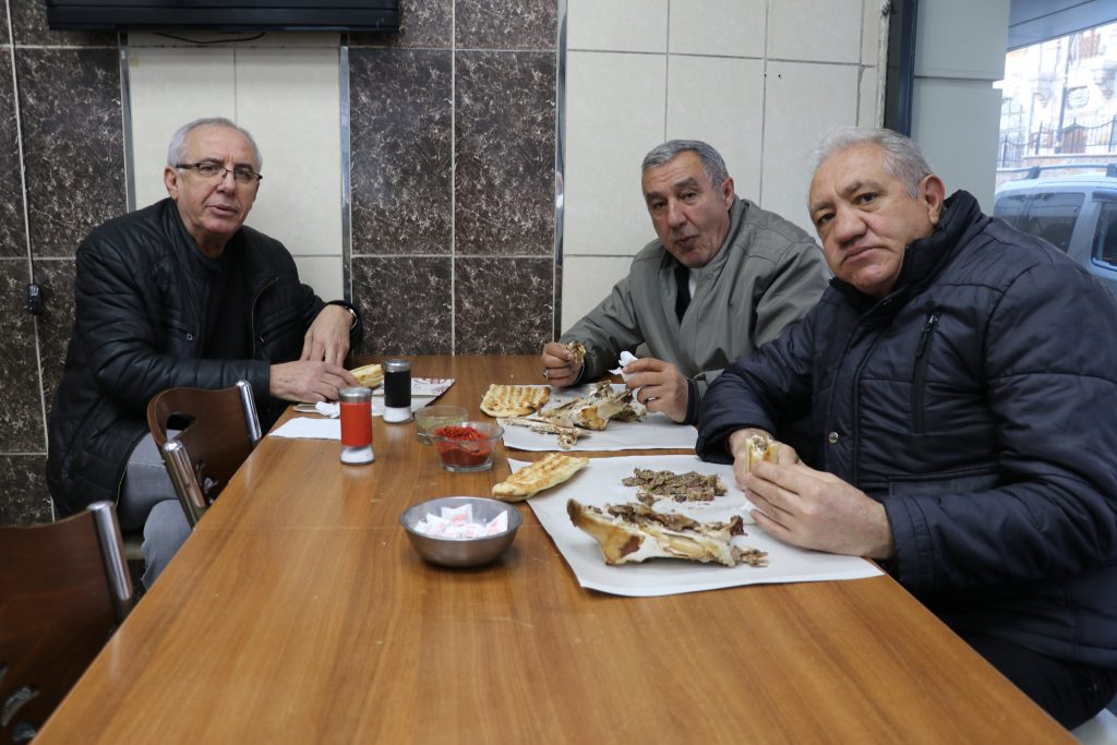 Sivas’ın 16 Saatte Hazırlanan Kış Klasiği: Taş Fırında Pişen Kelleye Yoğun İlgi AW616488 08 | Gündem Sivas™ Haber