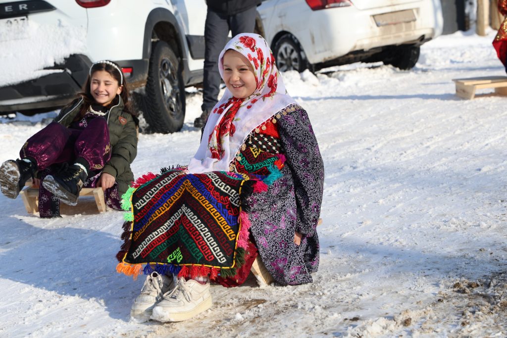 Sivas’ta Kar Sevinci Dayanışmaya Dönüştü: Köy Okulundaki Öğrencilere Ahşap Kızak Sürprizi AW616684 01 | Gündem Sivas™ Haber