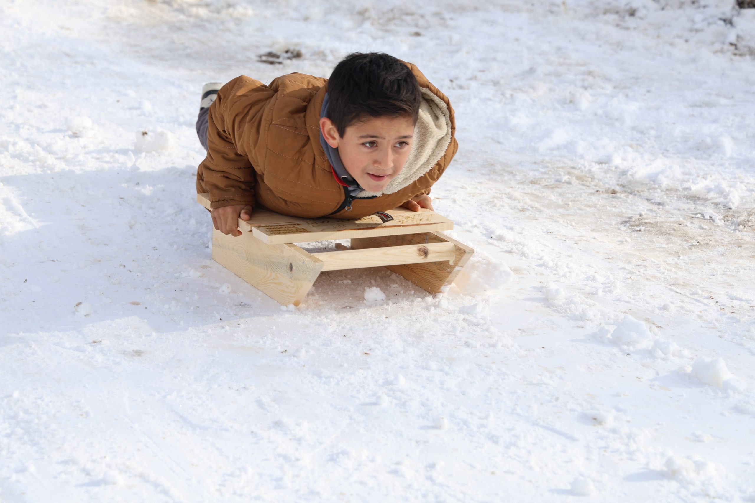 Sivas’ta Kar Sevinci Dayanışmaya Dönüştü: Köy Okulundaki Öğrencilere Ahşap Kızak Sürprizi