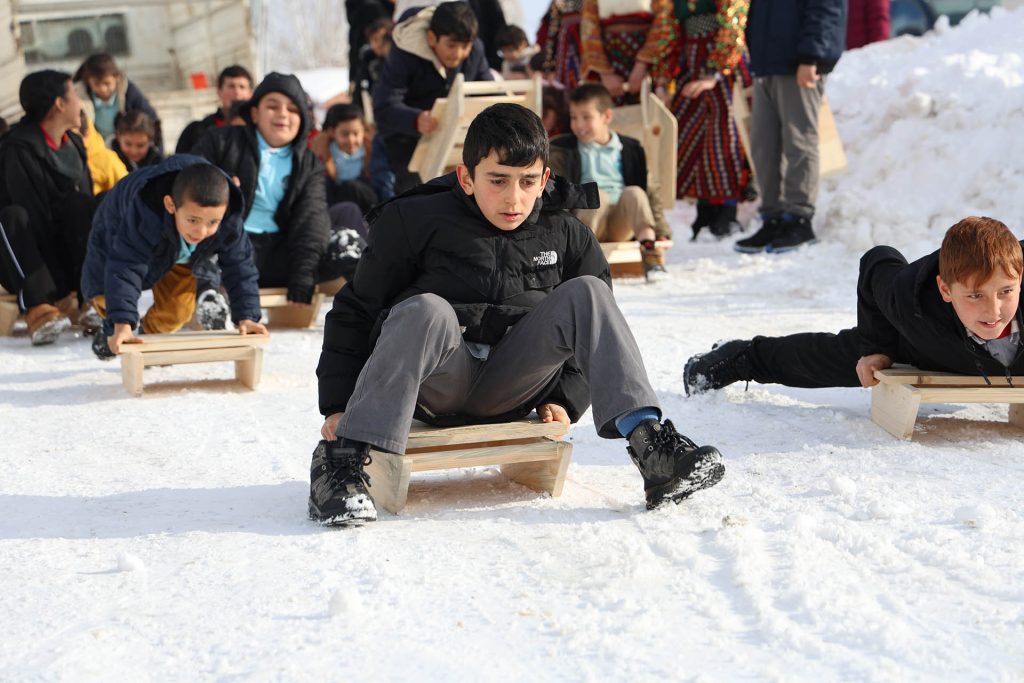Sivas’ta Kar Sevinci Dayanışmaya Dönüştü: Köy Okulundaki Öğrencilere Ahşap Kızak Sürprizi AW616684 04 | Gündem Sivas™ Haber