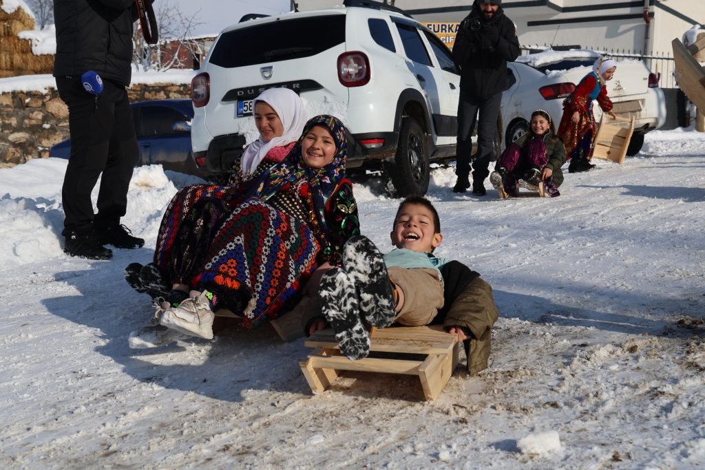 Sivas’ta Kar Sevinci Dayanışmaya Dönüştü: Köy Okulundaki Öğrencilere Ahşap Kızak Sürprizi AW616684 05 | Gündem Sivas™ Haber