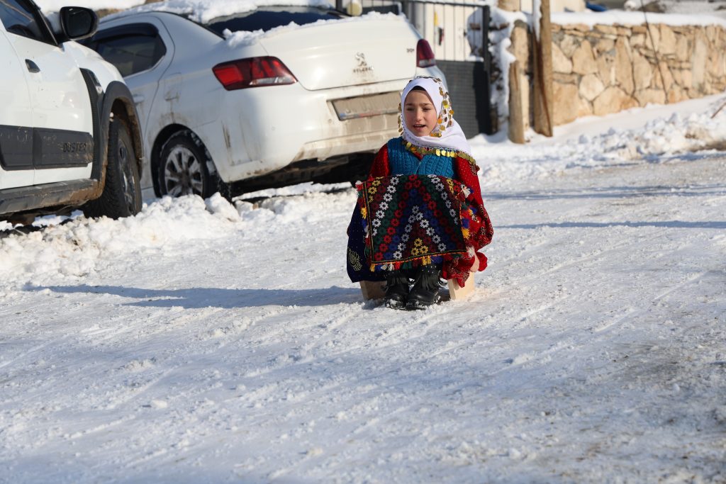 Sivas’ta Kar Sevinci Dayanışmaya Dönüştü: Köy Okulundaki Öğrencilere Ahşap Kızak Sürprizi AW616684 06 | Gündem Sivas™ Haber
