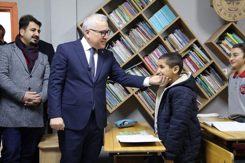 Sivas’ta Kar Sevinci Dayanışmaya Dönüştü: Köy Okulundaki Öğrencilere Ahşap Kızak Sürprizi AW616684 07 | Gündem Sivas™ Haber