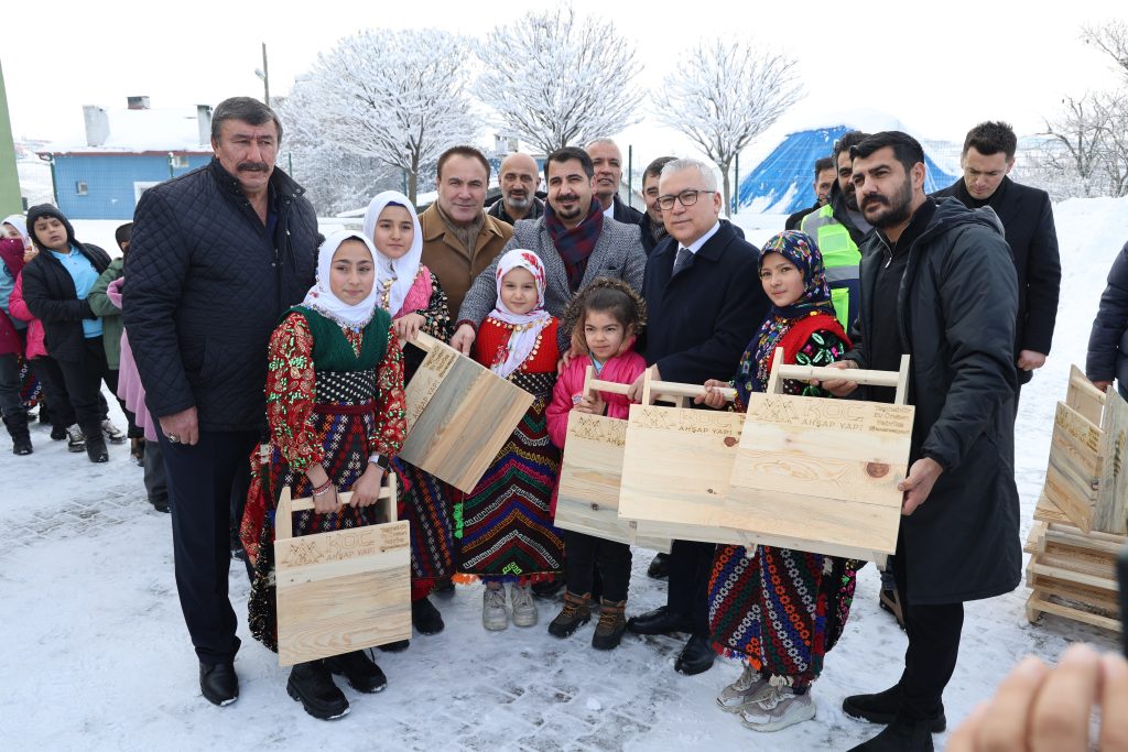 Sivas’ta Kar Sevinci Dayanışmaya Dönüştü: Köy Okulundaki Öğrencilere Ahşap Kızak Sürprizi AW616684 09 | Gündem Sivas™ Haber