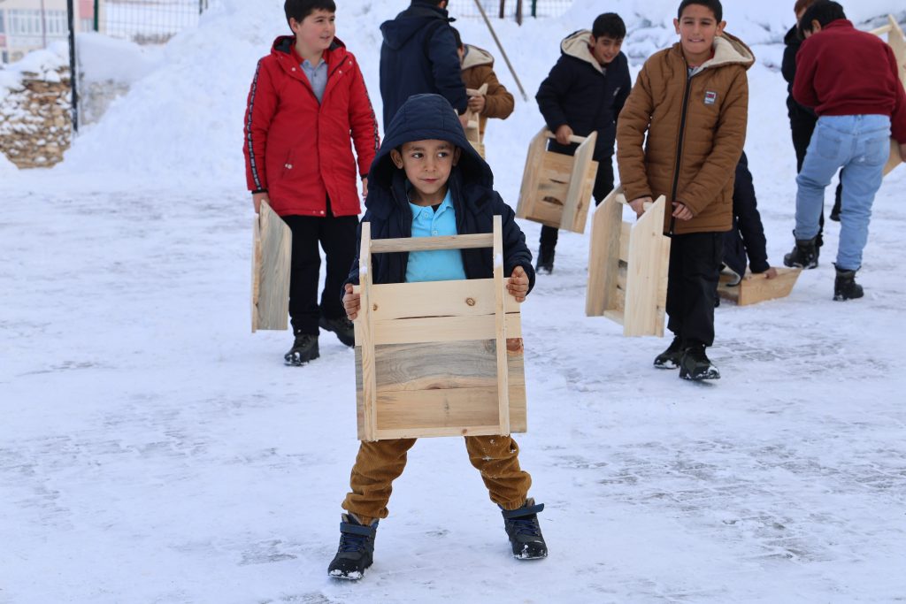 Sivas’ta Kar Sevinci Dayanışmaya Dönüştü: Köy Okulundaki Öğrencilere Ahşap Kızak Sürprizi AW616684 10 | Gündem Sivas™ Haber