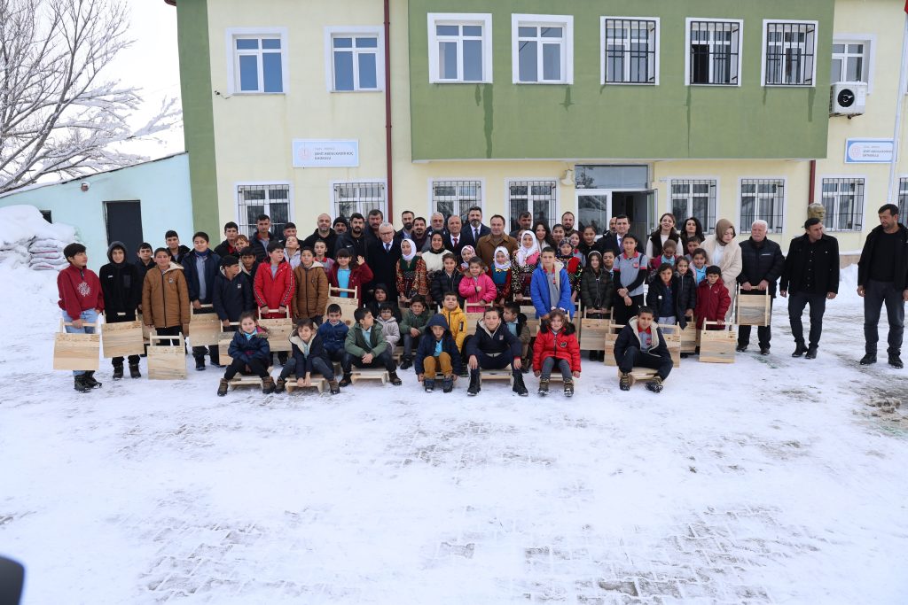 Sivas’ta Kar Sevinci Dayanışmaya Dönüştü: Köy Okulundaki Öğrencilere Ahşap Kızak Sürprizi AW616684 11 | Gündem Sivas™ Haber