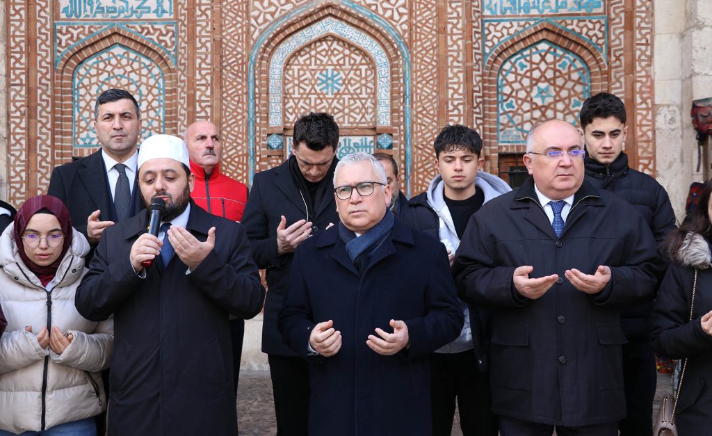 Sivas’ta 806 Yıllık Vefa: Sultan I. İzzeddin Keykavus, Şifahiye Medresesi’ndeki Kabri Başında Anıldı AW616773 01 | Gündem Sivas™ Haber