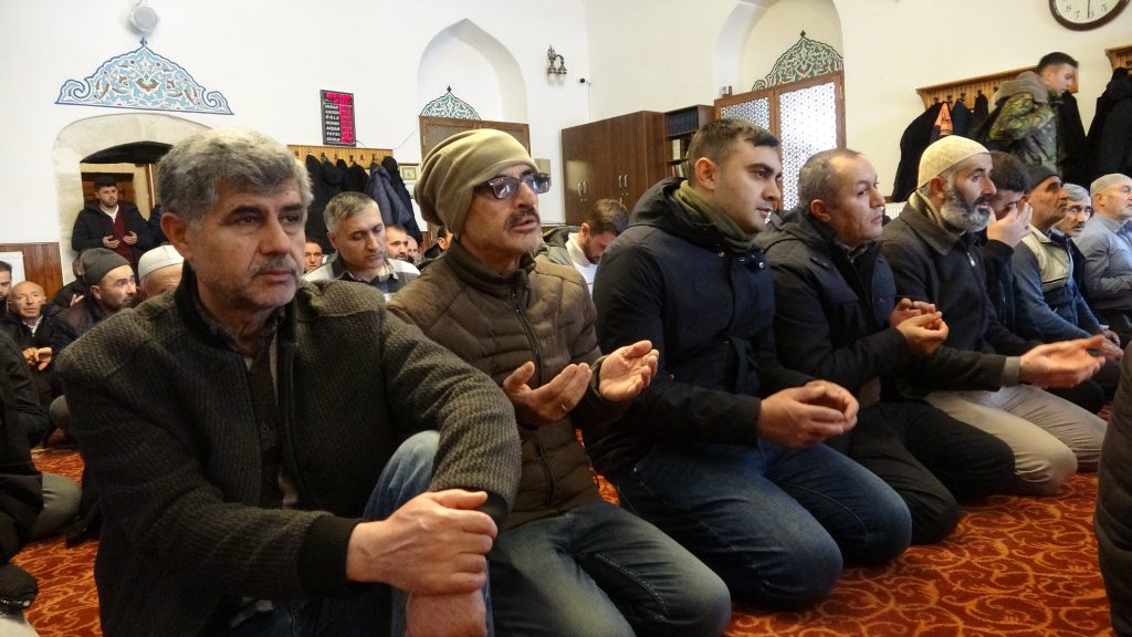 Sivas’ta 806 Yıllık Vefa: Sultan I. İzzeddin Keykavus, Şifahiye Medresesi’ndeki Kabri Başında Anıldı AW616773 02 | Gündem Sivas™ Haber