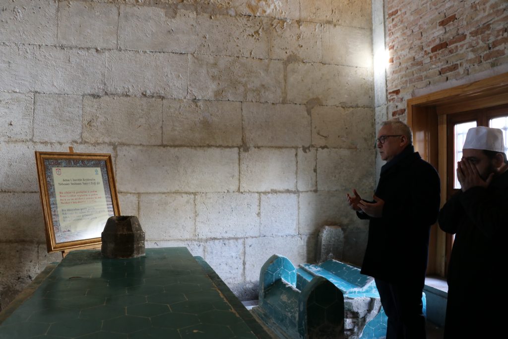 Sivas’ta 806 Yıllık Vefa: Sultan I. İzzeddin Keykavus, Şifahiye Medresesi’ndeki Kabri Başında Anıldı AW616773 05 | Gündem Sivas™ Haber