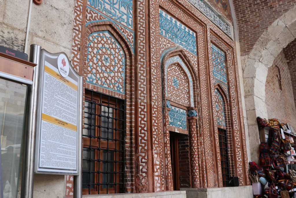 Sivas’ta 806 Yıllık Vefa: Sultan I. İzzeddin Keykavus, Şifahiye Medresesi’ndeki Kabri Başında Anıldı AW616773 06 | Gündem Sivas™ Haber