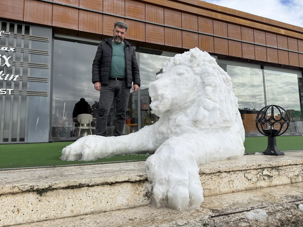 Sivas’ta Kar Sanata Dönüştü: Kardan Adam Yerine Detaylarıyla Hayran Bırakan Kardan Aslan AW617303 01 | Gündem Sivas™ Haber