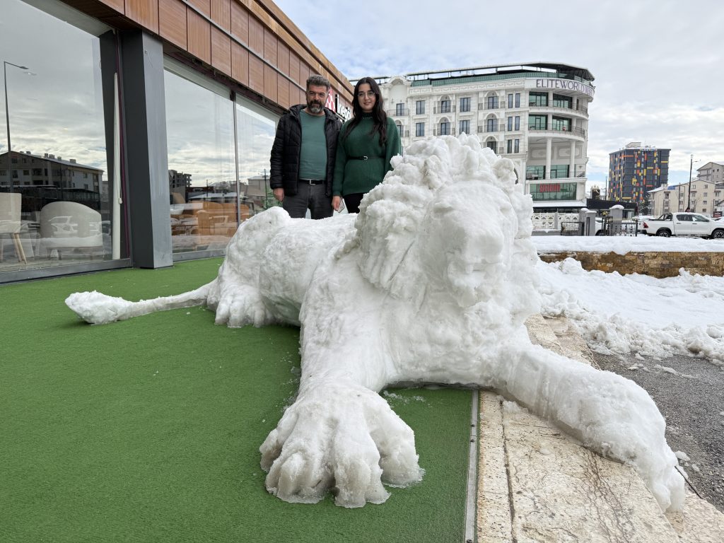 Sivas’ta Kar Sanata Dönüştü: Kardan Adam Yerine Detaylarıyla Hayran Bırakan Kardan Aslan AW617303 02 | Gündem Sivas™ Haber