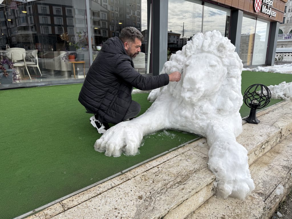 Sivas’ta Kar Sanata Dönüştü: Kardan Adam Yerine Detaylarıyla Hayran Bırakan Kardan Aslan AW617303 03 | Gündem Sivas™ Haber