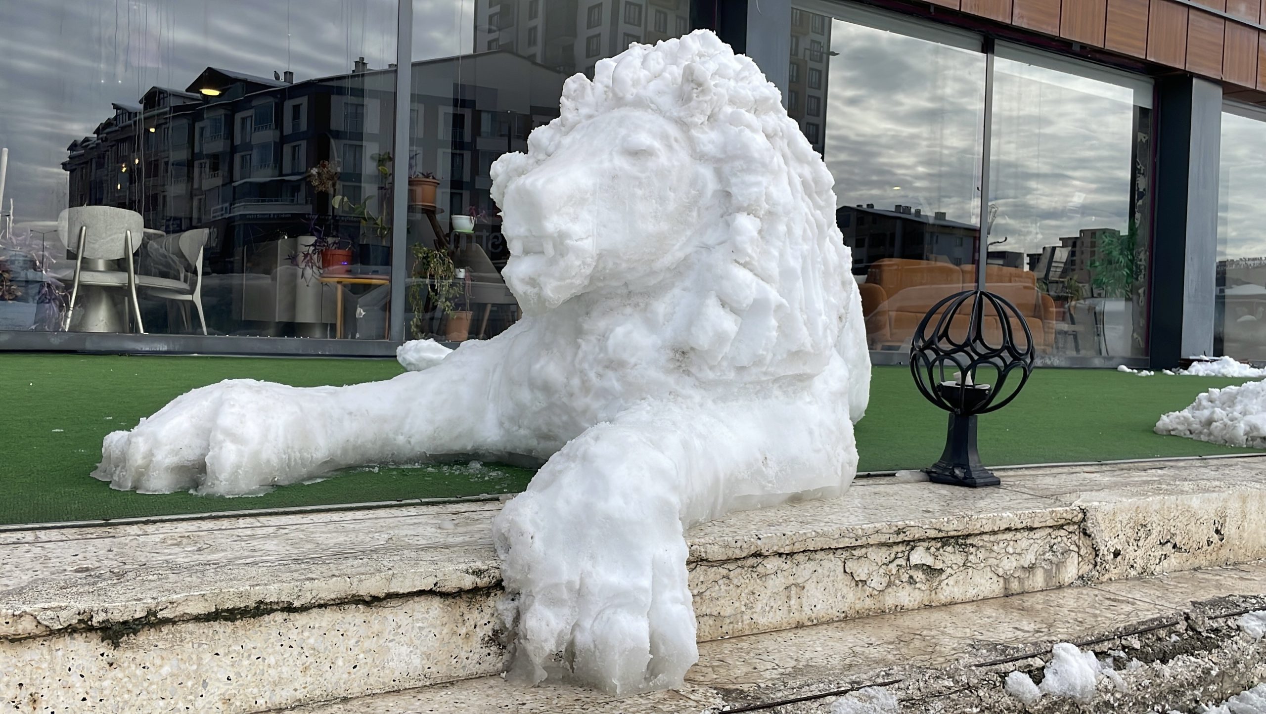 Sivas’ta Kar Sanata Dönüştü: Kardan Adam Yerine Detaylarıyla Hayran Bırakan Kardan Aslan