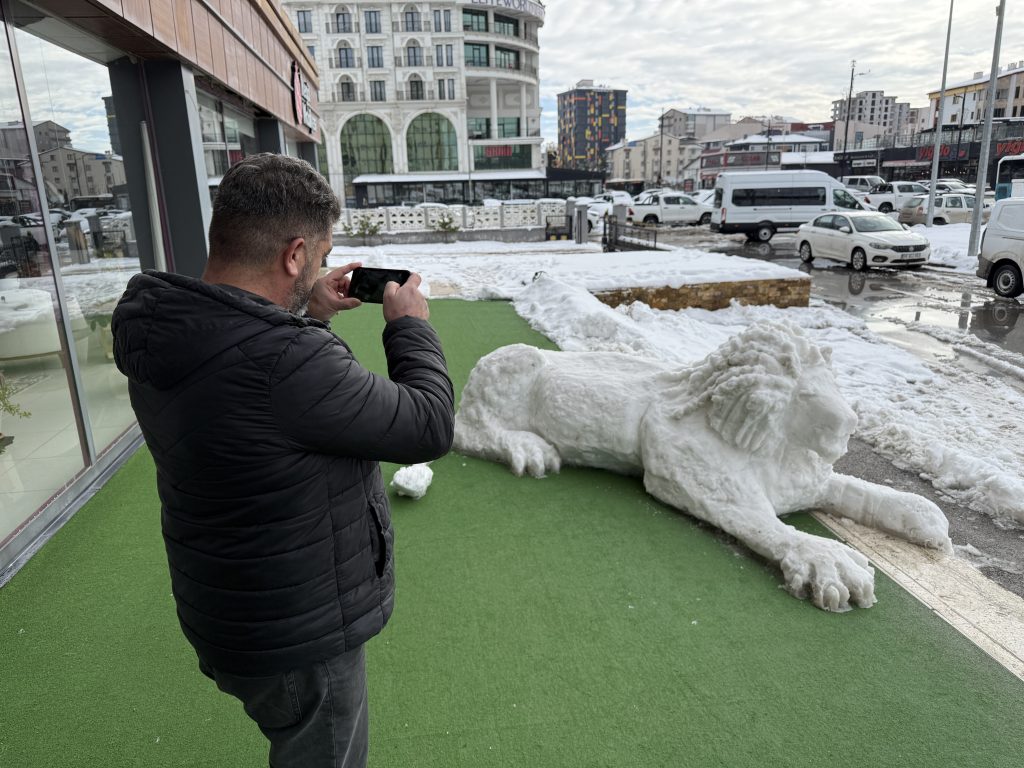 Sivas’ta Kar Sanata Dönüştü: Kardan Adam Yerine Detaylarıyla Hayran Bırakan Kardan Aslan AW617303 06 | Gündem Sivas™ Haber