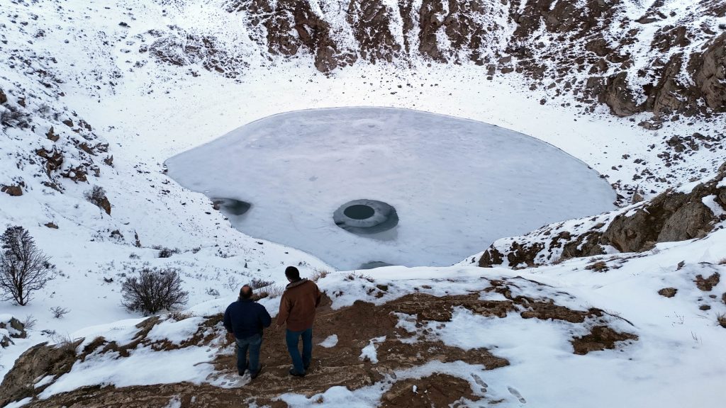 Güneşle Renk Değiştiren Kızılçan Gölü Dondu: Sivas’ta Krater Gölünde Kartpostallık Kış Manzarası