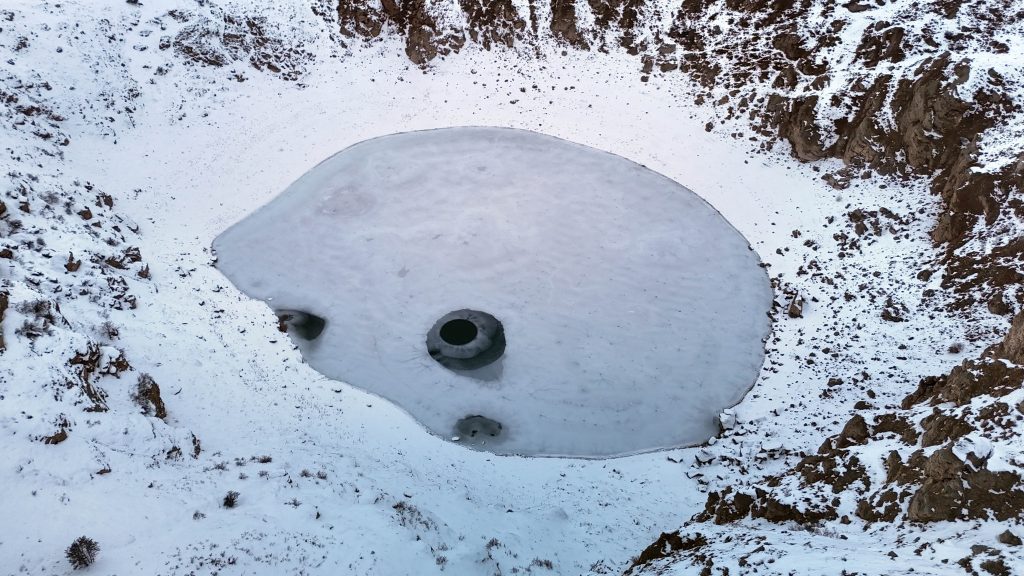 Güneşle Renk Değiştiren Kızılçan Gölü Dondu: Sivas’ta Krater Gölünde Kartpostallık Kış Manzarası AW617730 02 | Gündem Sivas™ Haber