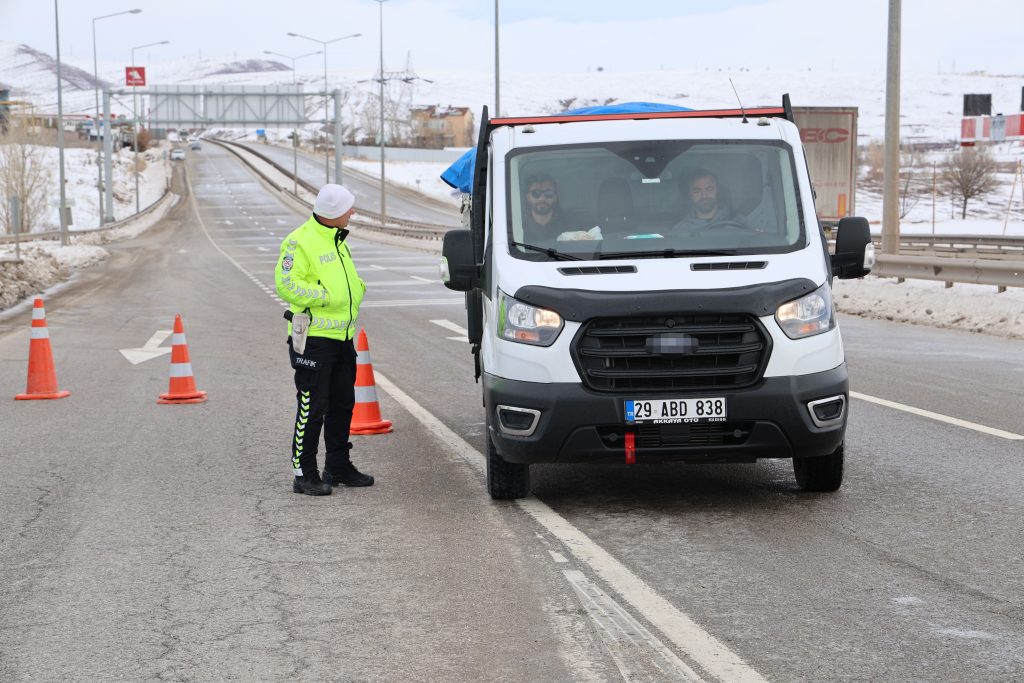 Sivas’ta Fırtına Alarmı: Sivas-Kayseri Kara Yolu Ulaşıma Kapatıldı Sivas’ta Fırtına Alarmı: Sivas-Kayseri Kara Yolu Ulaşıma Kapatıldı
