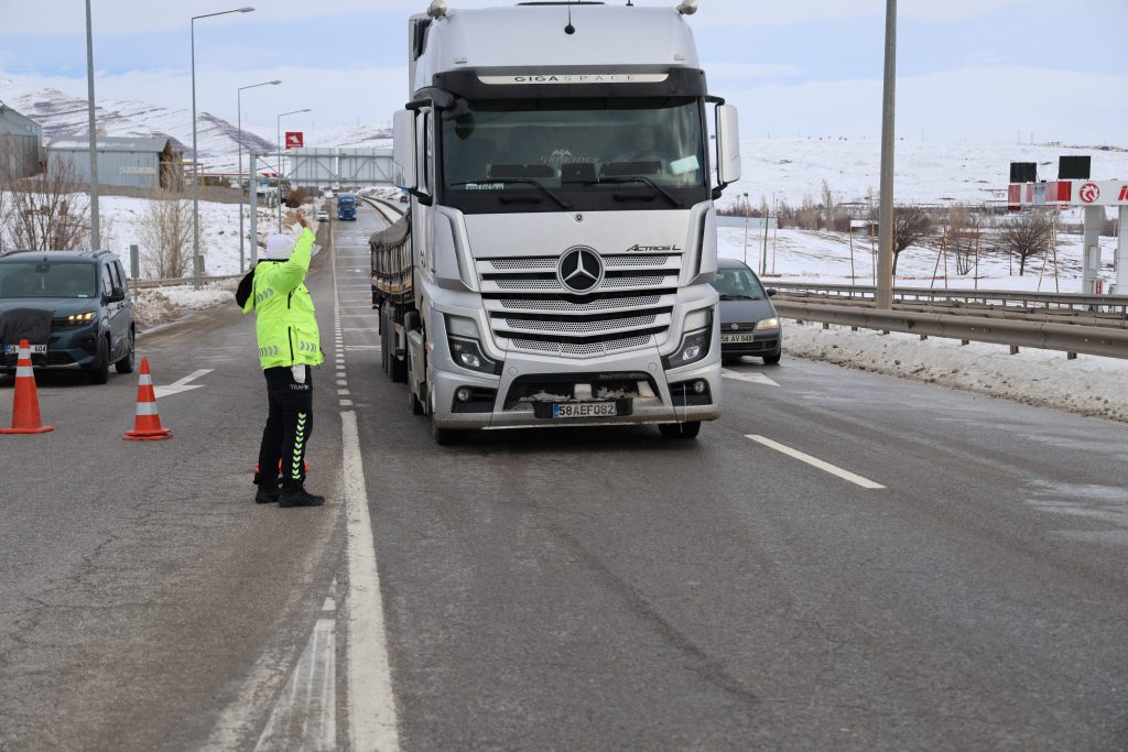 Sivas’ta Fırtına Alarmı: Sivas-Kayseri Kara Yolu Ulaşıma Kapatıldı AW617838 02 1 | Gündem Sivas™ Haber
