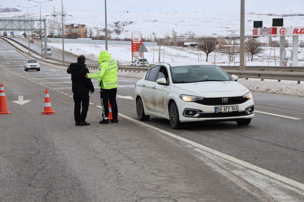 Sivas’ta Fırtına Alarmı: Sivas-Kayseri Kara Yolu Ulaşıma Kapatıldı AW617838 03 | Gündem Sivas™ Haber