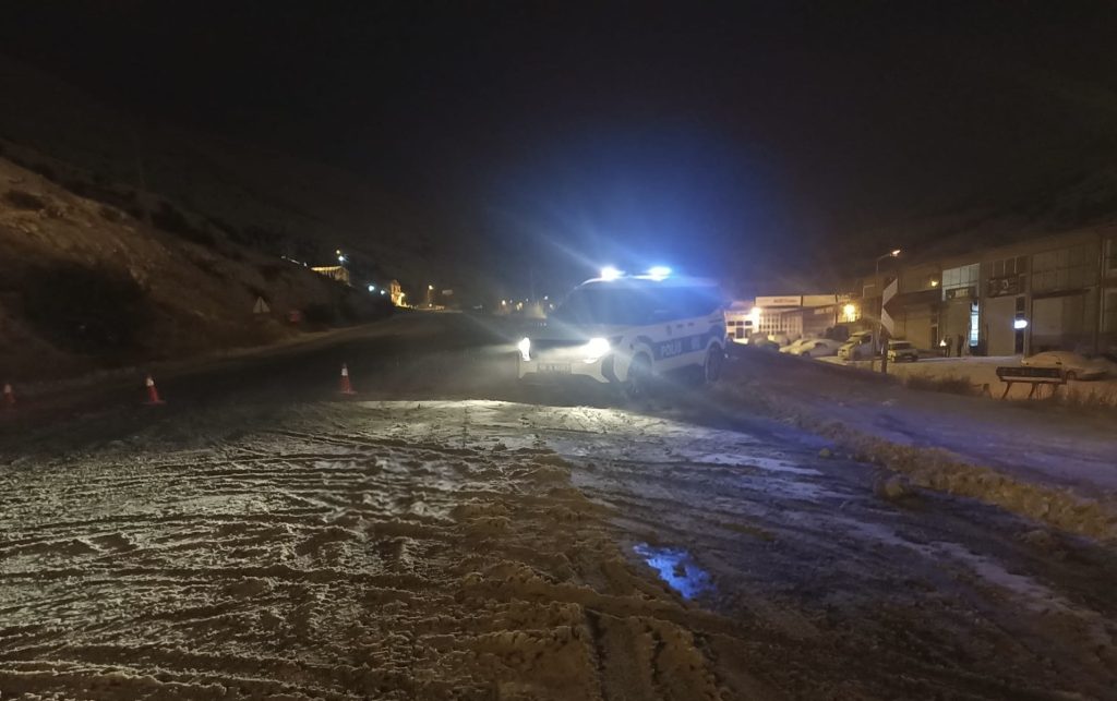 Sivas Gürün’de Tipi Alarmı: Kayseri–Malatya Kara Yolu Çift Yönlü Trafiğe Kapatıldı Sivas Gürün’de Tipi Alarmı: Kayseri–Malatya Kara Yolu Çift Yönlü Trafiğe Kapatıldı