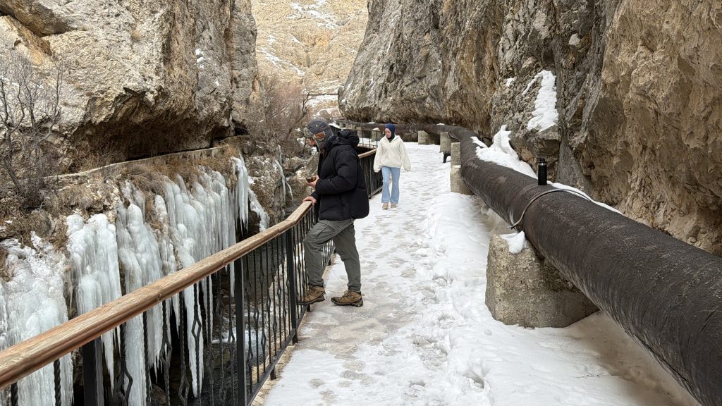 Şuğul Kanyonu’nda 5 Metrelik Buz Sarkıtları: Sivas’ta Kışın Gücü Doğayı Heykele Dönüştürdü Şuğul Kanyonu’nda 5 Metrelik Buz Sarkıtları: Sivas’ta Kışın Gücü Doğayı Heykele Dönüştürdü