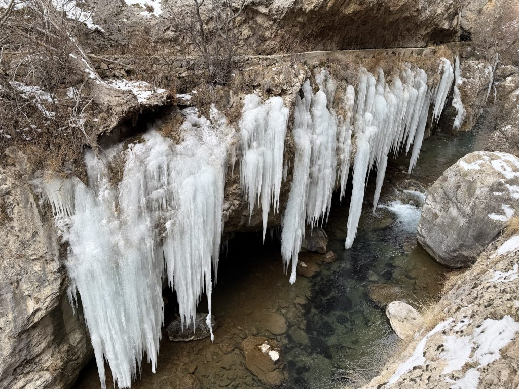Şuğul Kanyonu’nda 5 Metrelik Buz Sarkıtları: Sivas’ta Kışın Gücü Doğayı Heykele Dönüştürdü AW618324 02 | Gündem Sivas™ Haber