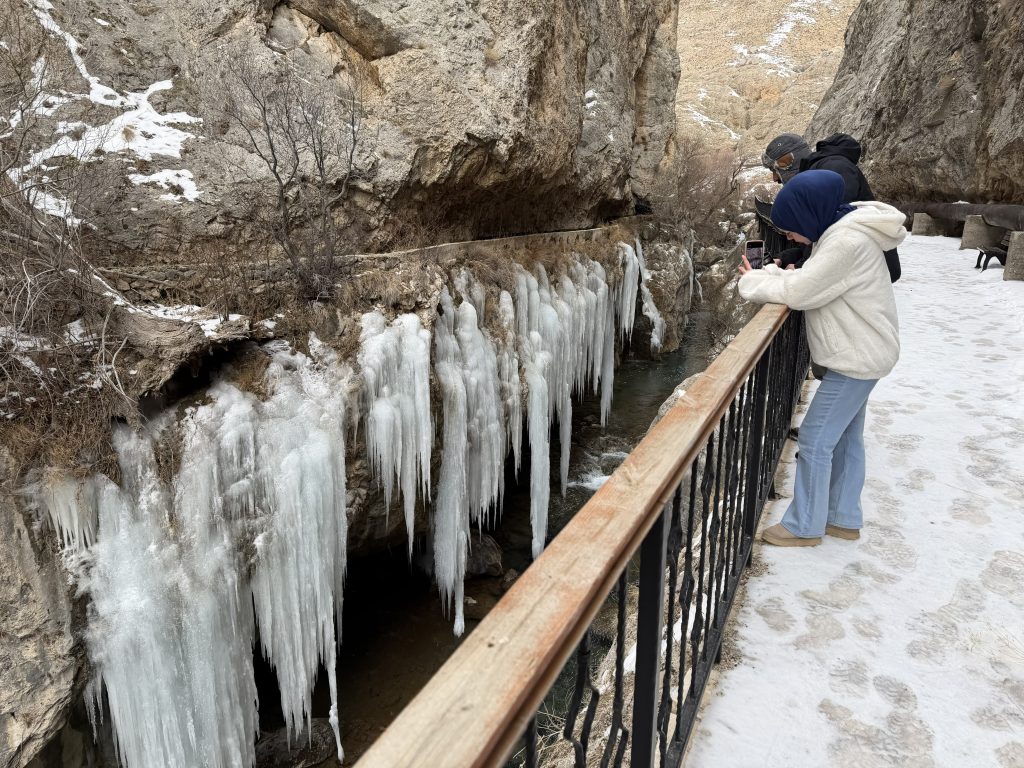 Şuğul Kanyonu’nda 5 Metrelik Buz Sarkıtları: Sivas’ta Kışın Gücü Doğayı Heykele Dönüştürdü AW618324 03 | Gündem Sivas™ Haber
