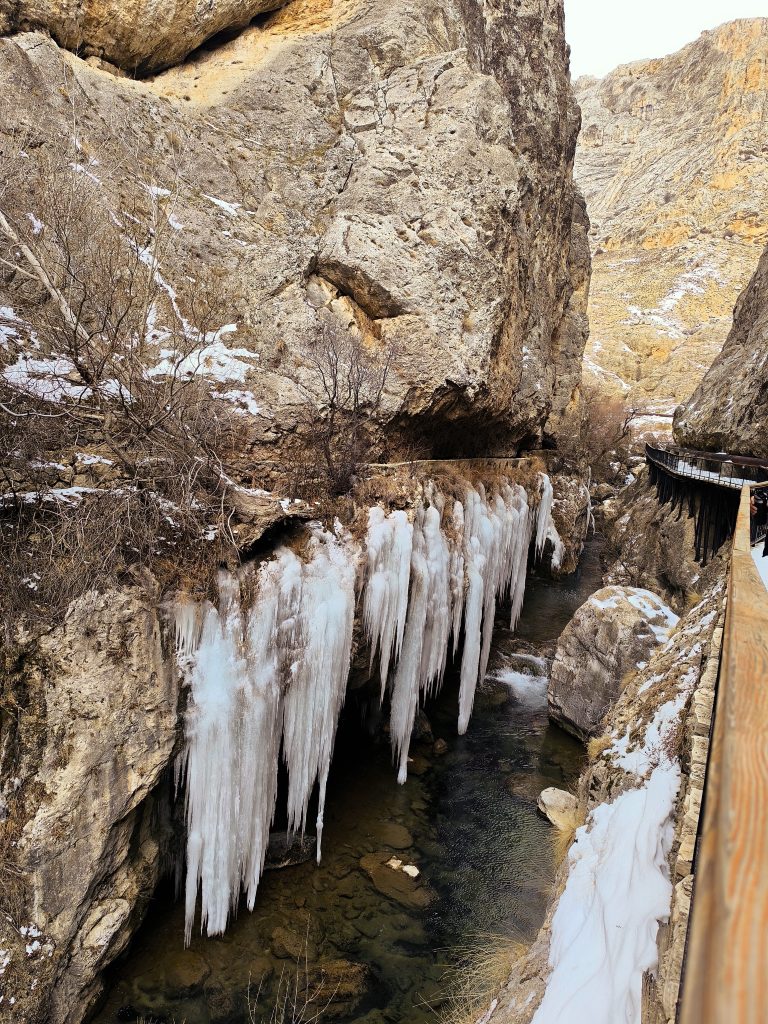 Şuğul Kanyonu’nda 5 Metrelik Buz Sarkıtları: Sivas’ta Kışın Gücü Doğayı Heykele Dönüştürdü AW618324 04 | Gündem Sivas™ Haber