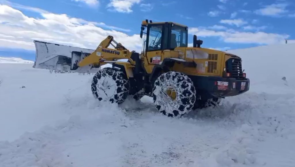 Sivas’ta Tipi Hayatı Durdurdu: Kapanan Köy Yolunda Cenaze İçin Zamanla Yarış Sivas’ta Tipi Hayatı Durdurdu: Kapanan Köy Yolunda Cenaze İçin Zamanla Yarış