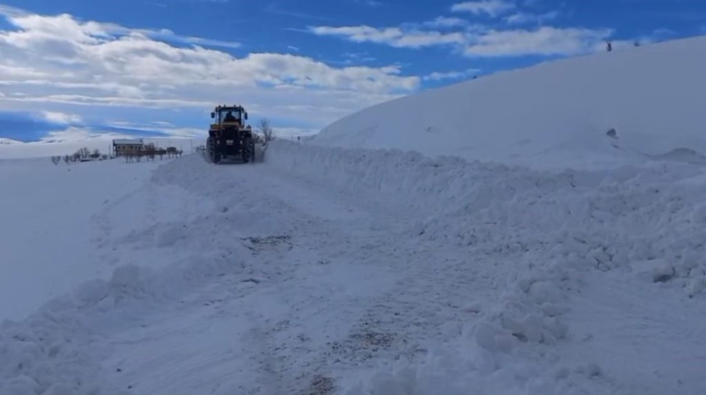 Sivas’ta Tipi Hayatı Durdurdu: Kapanan Köy Yolunda Cenaze İçin Zamanla Yarış AW618646 02 | Gündem Sivas™ Haber