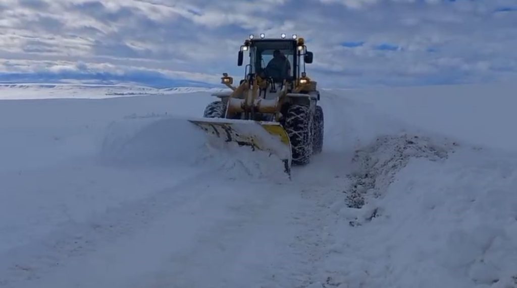 Sivas’ta Tipi Hayatı Durdurdu: Kapanan Köy Yolunda Cenaze İçin Zamanla Yarış AW618646 03 1 | Gündem Sivas™ Haber