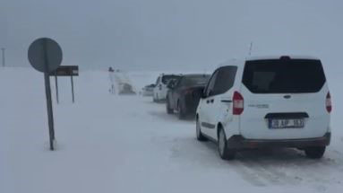 Sivas’ta Tipi Alarmı: Altınyayla Yolunda TIR Makasladı, Sürücüler Saatlerce Mahsur Kaldı Sivas’ta Tipi Alarmı: Altınyayla Yolunda TIR Makasladı, Sürücüler Saatlerce Mahsur Kaldı