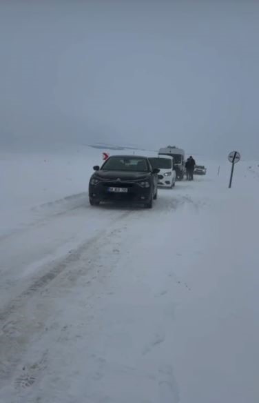 Sivas’ta Tipi Alarmı: Altınyayla Yolunda TIR Makasladı, Sürücüler Saatlerce Mahsur Kaldı AW618714 02 | Gündem Sivas™ Haber