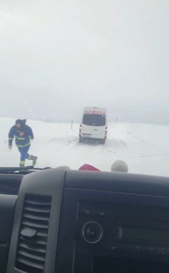 Sivas’ta Tipi Alarmı: Altınyayla Yolunda TIR Makasladı, Sürücüler Saatlerce Mahsur Kaldı AW618714 03 | Gündem Sivas™ Haber