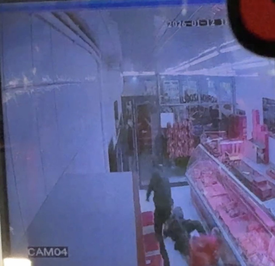 Sivas Sebze Hali’nde Silahlar Konuştu: Güvenlik Kamerasına Yansıyan Kavgada 2 Kardeş Yaralandı AW618811 01 | Gündem Sivas™ Haber