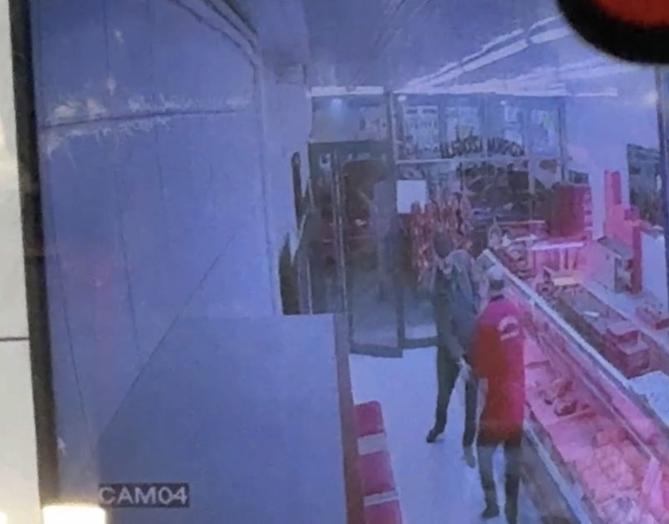 Sivas Sebze Hali’nde Silahlar Konuştu: Güvenlik Kamerasına Yansıyan Kavgada 2 Kardeş Yaralandı AW618811 02 | Gündem Sivas™ Haber