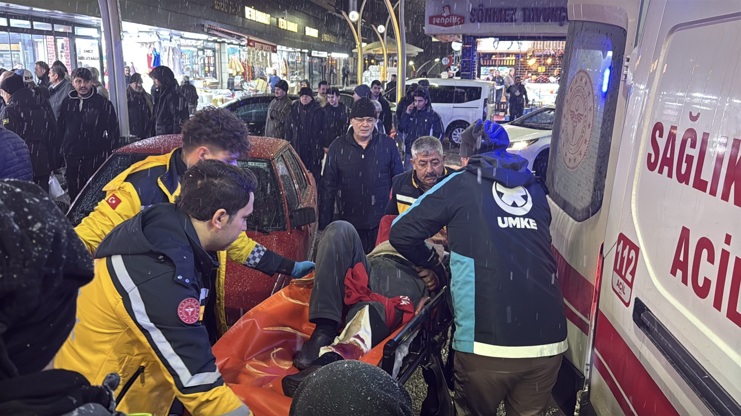 Sivas Sebze Hali’nde Silahlar Konuştu: Güvenlik Kamerasına Yansıyan Kavgada 2 Kardeş Yaralandı