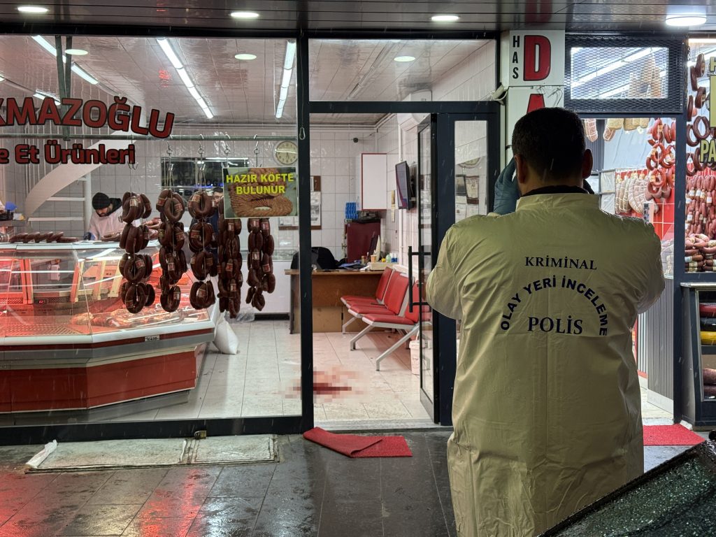 Sivas Sebze Hali’nde Silahlar Konuştu: Güvenlik Kamerasına Yansıyan Kavgada 2 Kardeş Yaralandı AW618811 04 | Gündem Sivas™ Haber