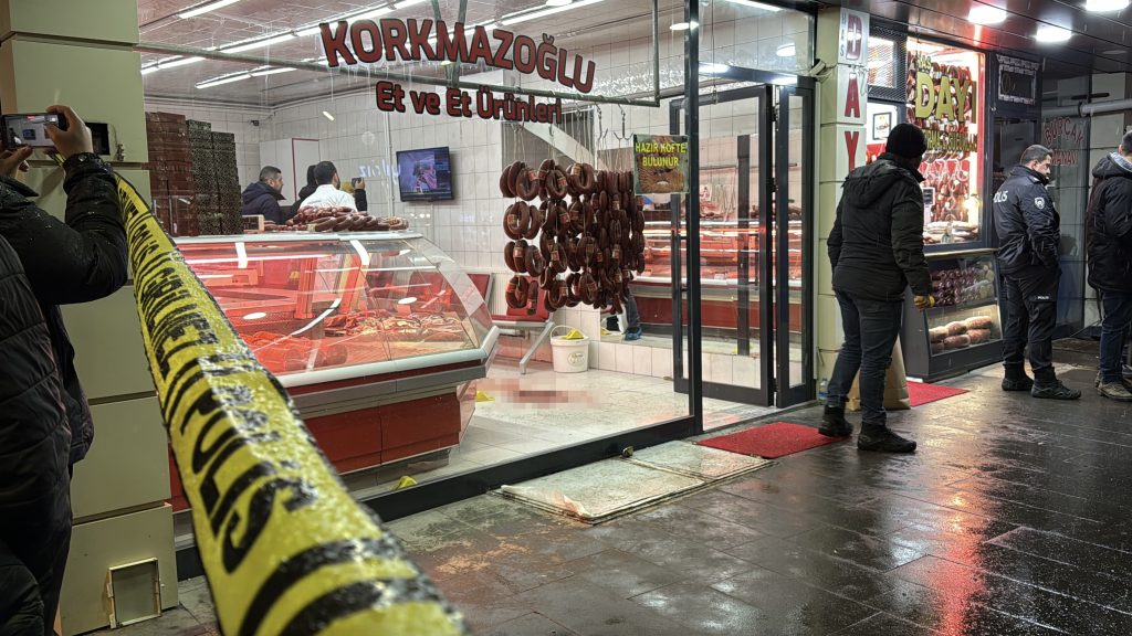 Sivas Sebze Hali’nde Silahlar Konuştu: Güvenlik Kamerasına Yansıyan Kavgada 2 Kardeş Yaralandı AW618811 05 | Gündem Sivas™ Haber