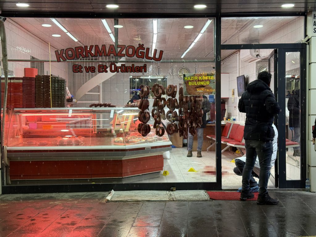 Sivas Sebze Hali’nde Silahlar Konuştu: Güvenlik Kamerasına Yansıyan Kavgada 2 Kardeş Yaralandı AW618811 06 | Gündem Sivas™ Haber