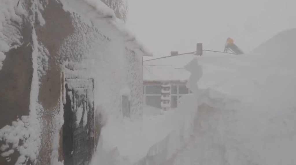 Sivas’ta Tipi Hayatı Felç Etti: Altınyayla’da Kar Yer Yer 3 Metreyi Buldu AW619081 02 | Gündem Sivas™ Haber