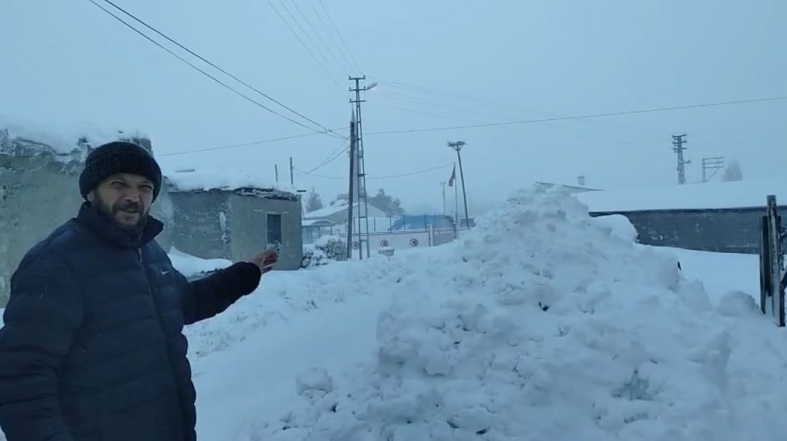 Sivas’ta Tipi Hayatı Felç Etti: Altınyayla’da Kar Yer Yer 3 Metreyi Buldu